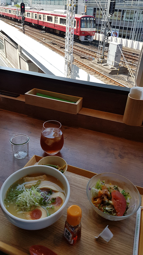 Kawasaki: Keikyu Railway building, restaurant and train